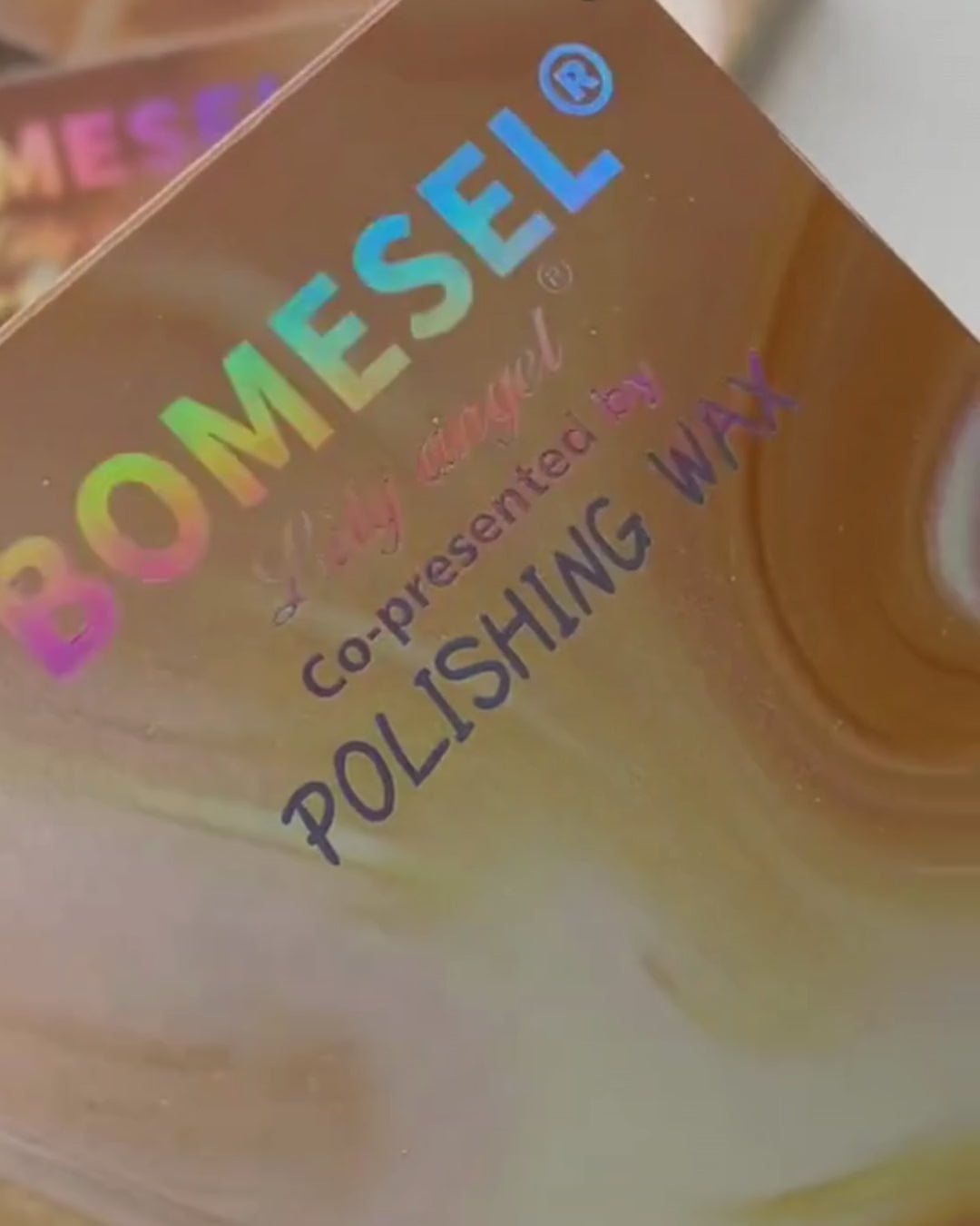 Charger la vidéo : ✨ Le kit comprend une pâte nourrissante, une poudre protectrice, deux polissoirs, trois limes, une spatule et un chiffon doux. Il renforce, lisse et fait briller les ongles naturellement grâce au rituel japonais. ✨